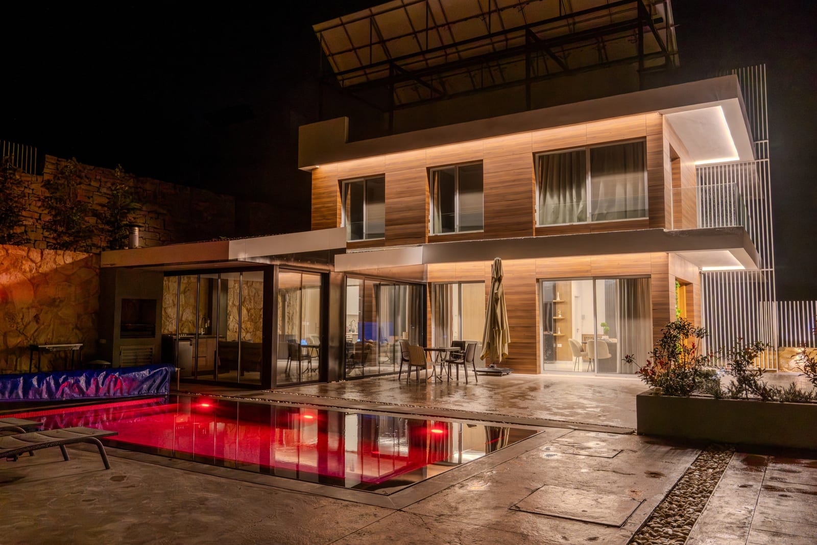 Villa Mechmech and its pool at night